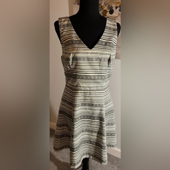 NWT RED Saks Fifth Avenue Black Ivory Fit And Flare Tribal Print Dress Medium - Picture 1 of 12